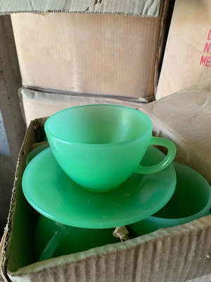 Set of 6 cups with saucers new