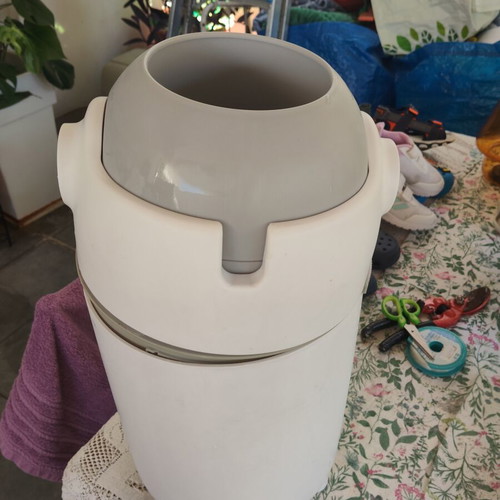 Baby diaper disposal bin