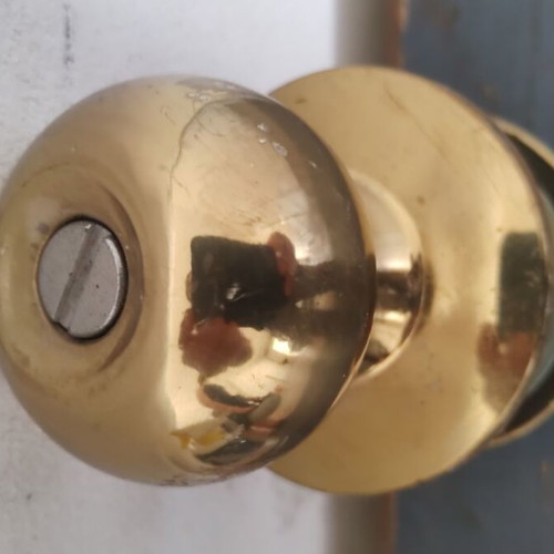 Round door knob with rosette, lock and cylinder, like new