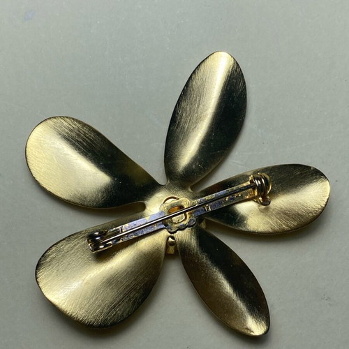 Flower brooch like new, gold color with precious stone