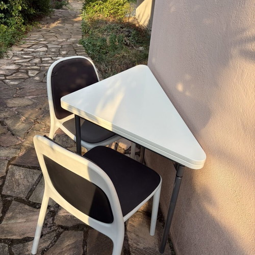 Folding kitchen table for 2-4 people, triangular to square, youth style