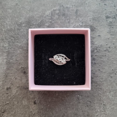 Vintage fashion ring with three clear stones