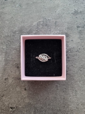 Vintage fashion ring with three clear stones