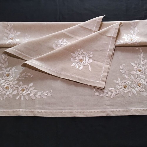 Set of 3 table linens with machine embroidery like new