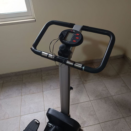 Static bike and rowing machine like new with control panel