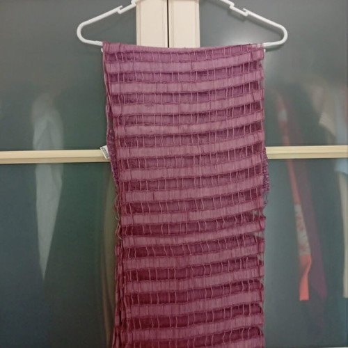 Lilac woven scarf like new, 35% silk 65% viscose