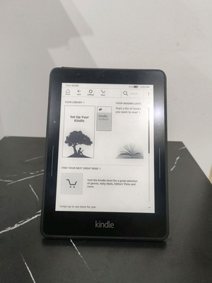 Amazon Kindle ηλεκτρονικός αναγνώστης με μαύρη μαγνητική θήκη