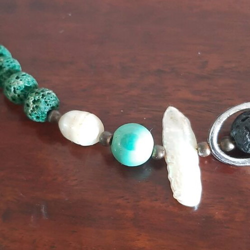 Necklace used, made of green coral and pearl