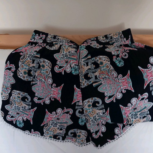Celestino shorts like new, women's ethnic lachouri pattern, size XL, blue with lace