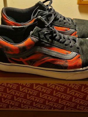 Παπούτσια Vans ανδρικά μεταχειρισμένα limited edition, νούμερο 44, μαύρο και κόκκινο