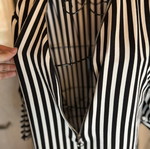 Ριγέ φόρεμα σαν καινούργιο με φερμουάρ και cut-out ώμους