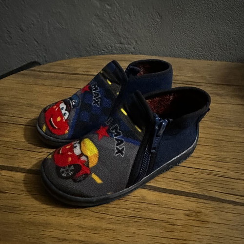 Baby slippers size 25 like new