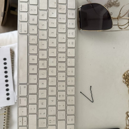 Apple iMac 21.5” 2019 with original keyboard, mouse and power cable