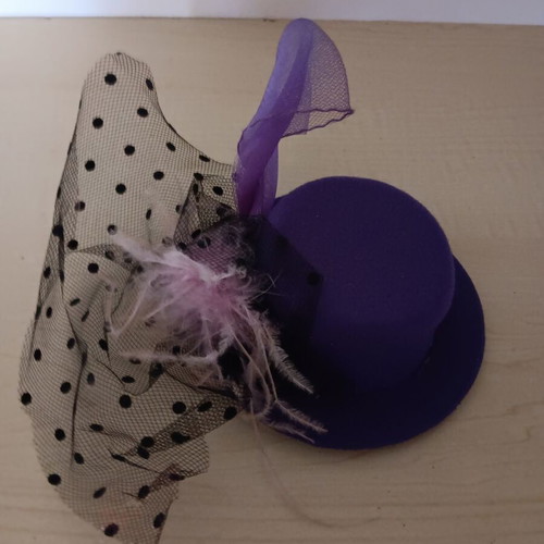 Carnival hat like new