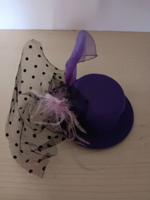 Carnival hat like new