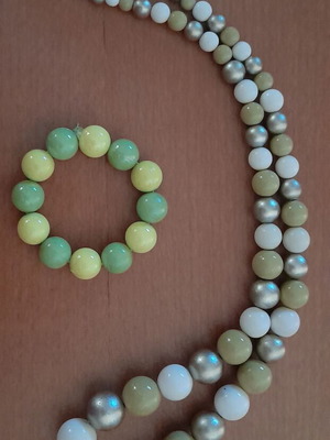 Faux bijoux necklace and bracelet almost new, green shades
