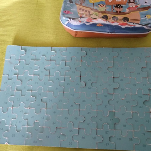 Puzzles in metal boxes like new, 3 pieces with dinosaurs, excavator and pirates