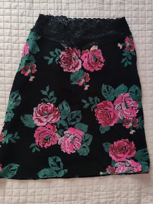 Kookai skirt like new, black with multicolor floral pattern, size S