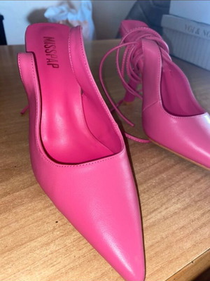 Misspap fuchsia pointed pumps like new, size 39