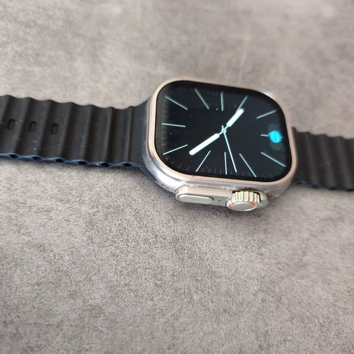 Smart watch used, excellent condition, fully functional with cable