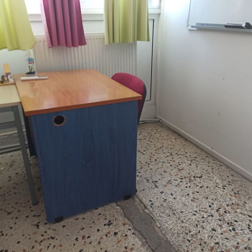 Small desk like new, dimensions 90x60x80 cm