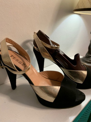 Επώνυμα ιταλικά ψηλοτάκουνα πέδιλα Tessera καινούργια, μαύρο-χρυσαφί, νούμερο 40