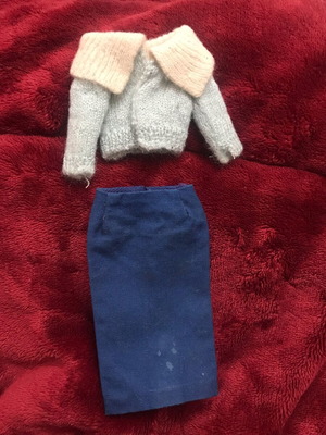 Vintage Barbie set μεταχειρισμένο με ζακετάμι πλεκτό και μπλε φούστα