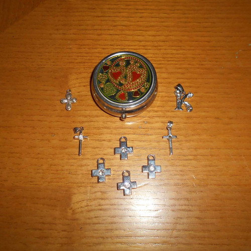 Necklace crosses used, 7 pieces, 1 monogram and metal storage box