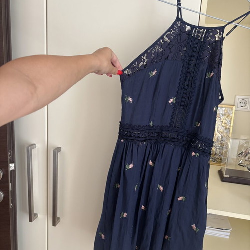 Attrattivo blue dress with lace and embroidered flowers