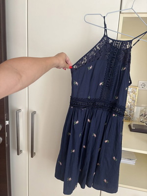 Attrattivo blue dress with lace and embroidered flowers