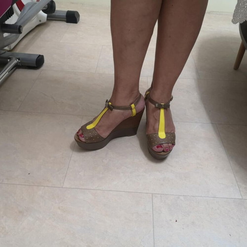 Juicy Couture leather women's sandal No40 like new, brown with yellow