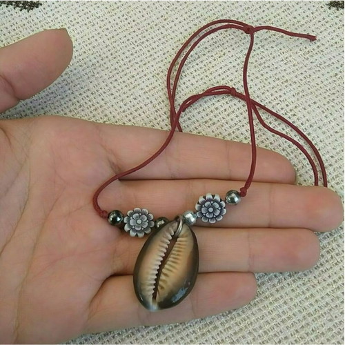 Short necklace with shell handmade from scratch, beige and red
