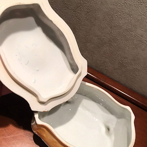 Vintage porcelain bonbonnière jewelry box used with wavy design