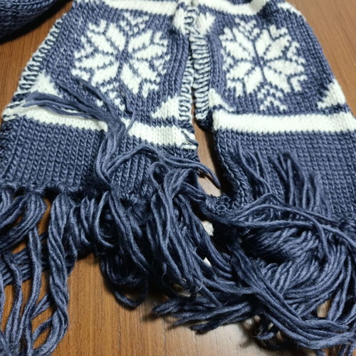 Wool scarf gray with white patterns like new