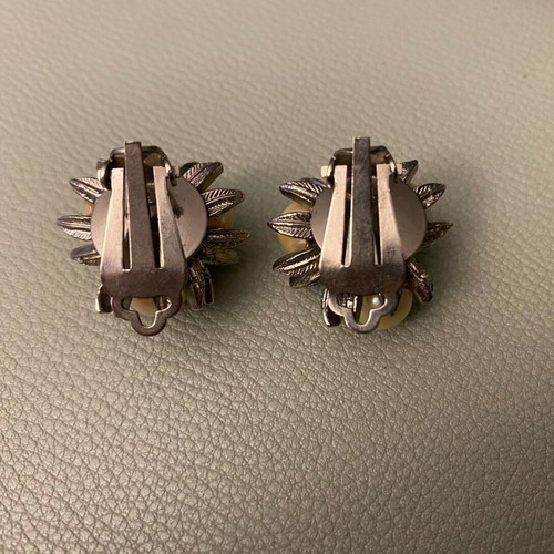 Vintage earrings with clip used