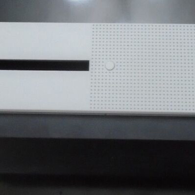 Xbox One S console like new, 500GB, 2 wireless controllers, FIFA20