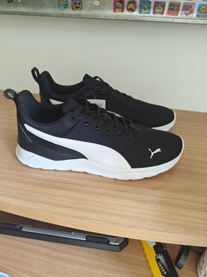 Puma Anzarun Lite running shoes new, size 44, black and white