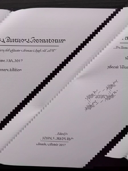 Τεκτονική επετειακή έκδοση μασονικού εντύπου. Σκληρόδετος τόμος πολυτελείας, με υφασμάτινο εξώφυλλο.