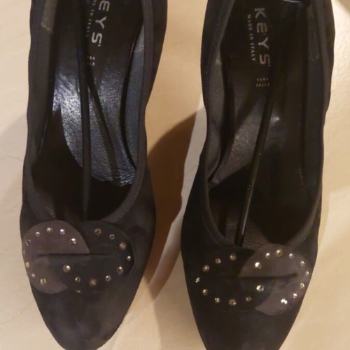 Keys black suede pumps size 40 like new