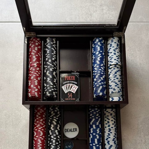 Poker set in wooden box like new