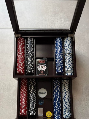 Poker set in wooden box like new