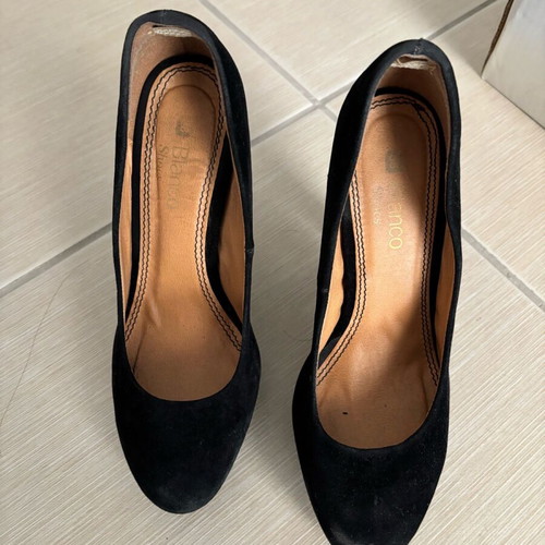 Black pumps used size 38 with some wear