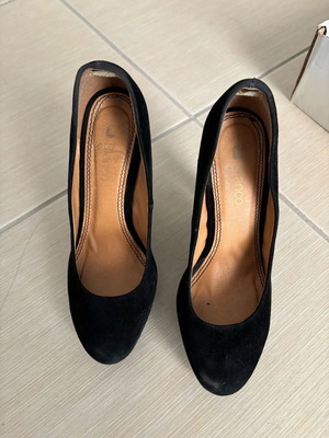 Black pumps used size 38 with some wear