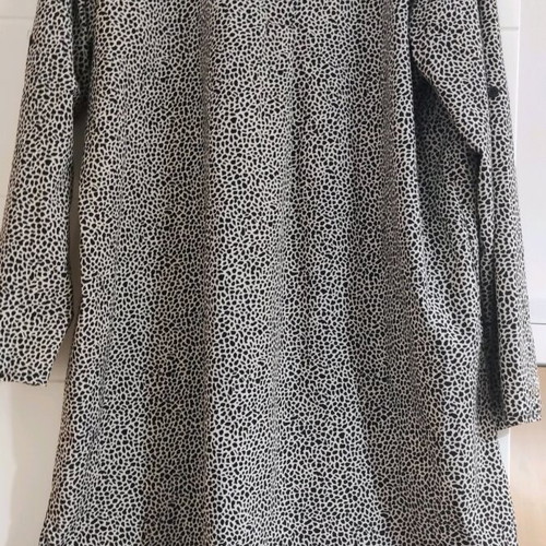 Black and white shirt dress like new, one size, with buttons
