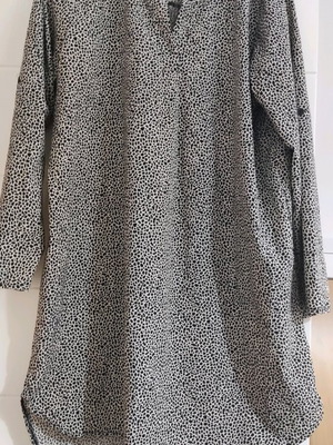 Black and white shirt dress like new, one size, with buttons