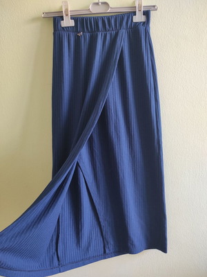 Enzzo Small blue skirt new with front slit