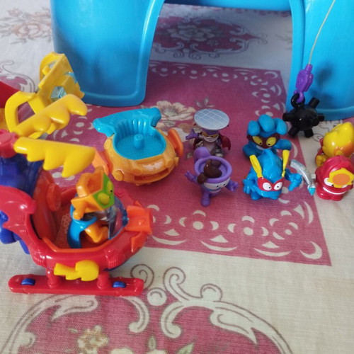 Super Zings figures and vehicles like new, pack of 13 pieces