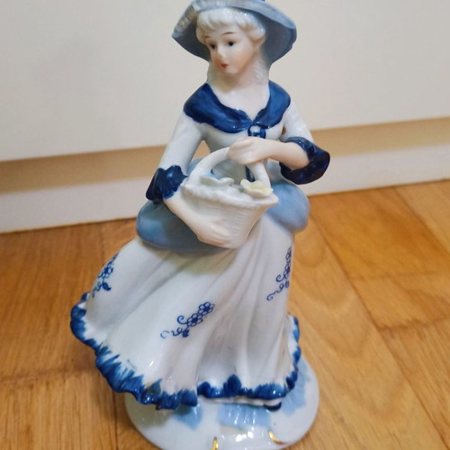 Porcelain vintage decorative figurines used, set of 3 pieces