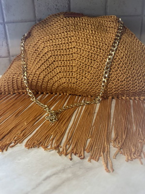 Handmade knitted shoulder bag with gold chain and fringes