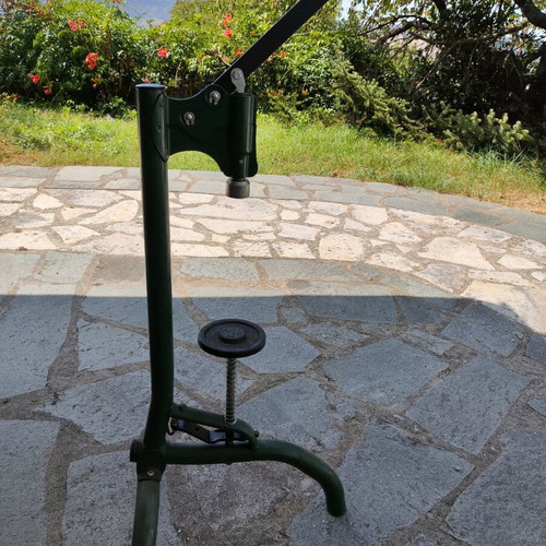 Bottle capper stand like new for standard caps